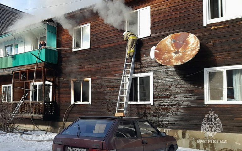 Мужчина погиб в пожаре в Черногорске, а в Абазе из барака эвакуировали людей 