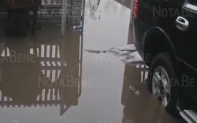 «Какие козлы делали эту канаву? Вся улица тонет!»: Черногорск «плывет» и по Москалева