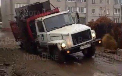Мусоровоз провалился в землю в Абакане