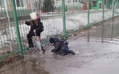 Ученики абаканской школы № 9 падают в лужи 