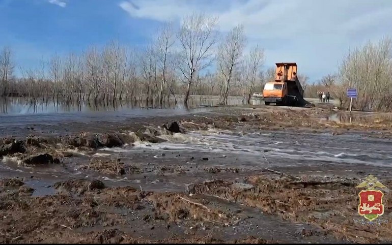 Перелив талых вод в Бейском районе, на 6-м км грунтовой дороги Куйбышево – Койбалы