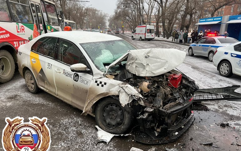 Пострадали двое: подробности вчерашнего ДТП с автобусом и такси на Пушкина