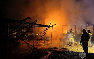 13 пожаров потушили спасатели в Хакасии за выходные. Горели автомойка, сено и дома 