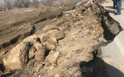 Скальником подсыпают трассу на выезде из Минусинска в сторону Городка