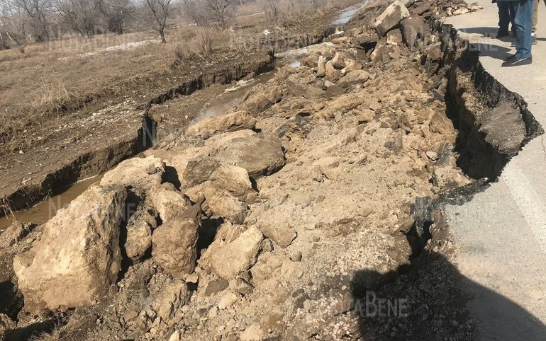 Скальником подсыпают трассу на выезде из Минусинска в сторону Городка