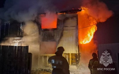 Двухэтажный дом сгорел в Чапаево. Есть пострадавший