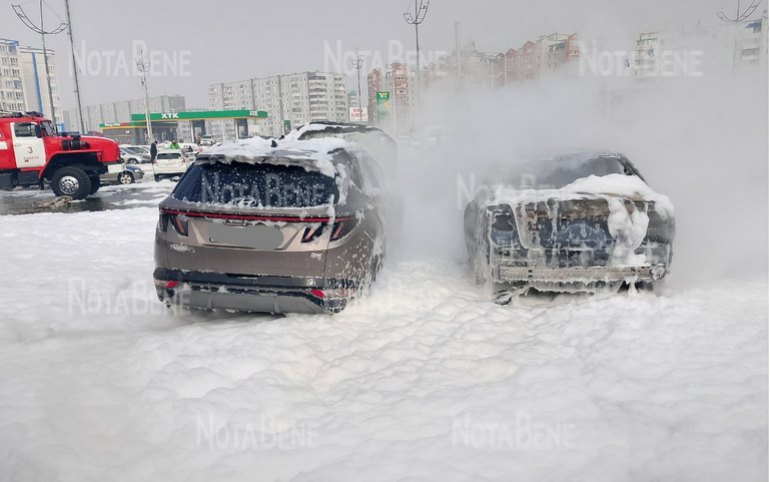 Toyota загорелась на парковке у гипермаркета по Некрасова из-за замыкания электрооборудования