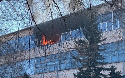 Пожар в здании ТЦ «Саяны» в Абакане тушат спасатели