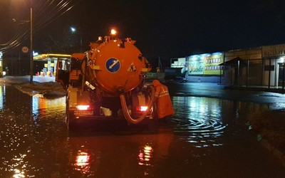 Спецавтобаза ЖКХ всю ночь откачивала воду в Абакане. И откачка продолжается