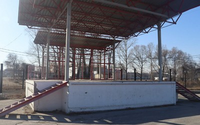 Подрядчик взялся за сценическую площадку в зоне отдыха Абакана