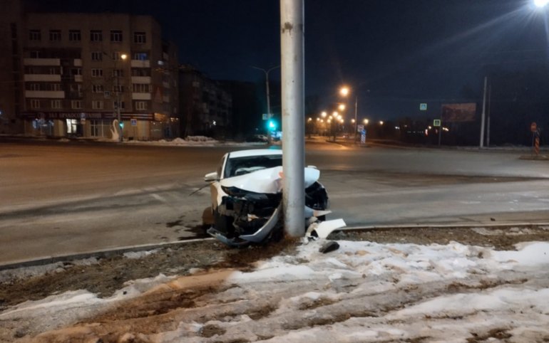 22-летний бесправник на Mersedes-Benz влетел в столб по Дружбы Народов
