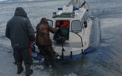 Выручая рыбаков на оторвавшейся льдине в районе СовХакасии, спасатели повредили катер 