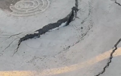 Асфальт проваливается на остановке в Черногорске. Автобусы не останавливаются