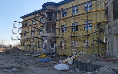 С фасадом новой детской поликлиники в Черногорске закончат в мае