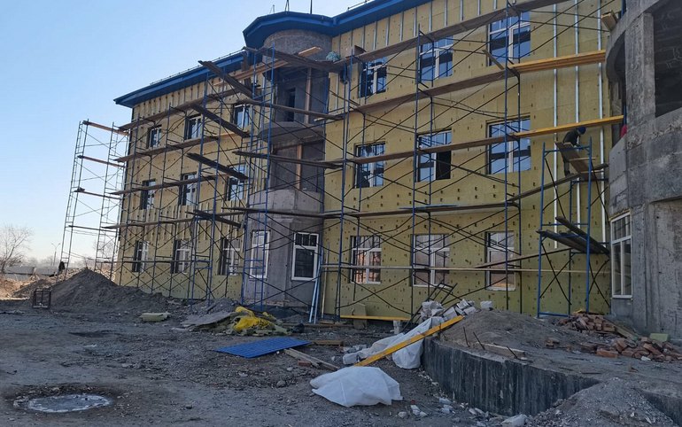 С фасадом новой детской поликлиники в Черногорске закончат в мае