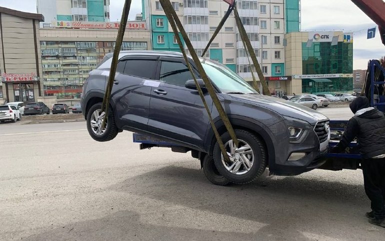 Абаканский бизнесмен лишился кроссовера и брендовой одежды из-за долгов