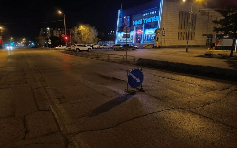 На Тараса Шевченко в районе автовокзала просел грунт. Там выставили знак объезда 