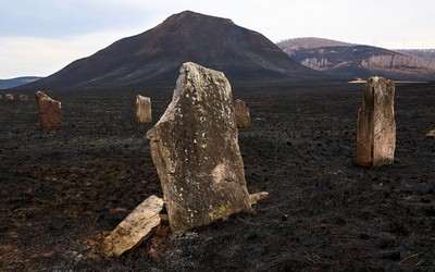 Кадры выгоревшей хакасской степи после урагана