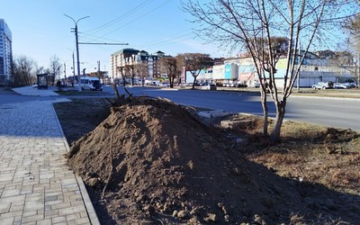 На Дружбы Народов высадят газон, сейчас завозят почву