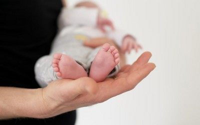 Житель Хакасии стал отцом в 63 года. А самому взрослому жениху 73
