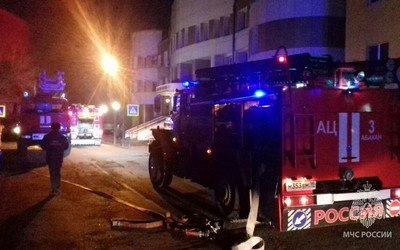 Диван загорелся в подъезде абаканской многоэтажки. Эвакуировали 15 человек