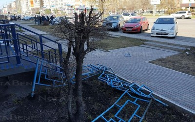 Женщина снесла ограждения возле льготной аптеки по Кирова в Абакане