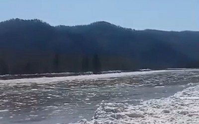 Полноценный ледоход начался на реке Абакан в районе Абазы