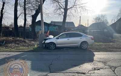 Бесправник, въехавший в электроопору в Абакане, был пьян и с 3-летним ребенком в салоне  