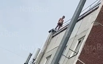 Кричащий мужчина в трусах на крыше напугал абаканцев