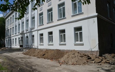 В абаканскую школу №30 завозят новую мебель