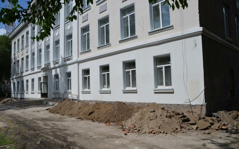 В абаканскую школу №30 завозят новую мебель