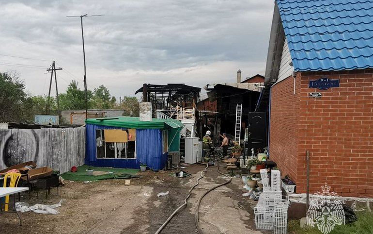 Пожар на асфальтном заводе тушили в Шира