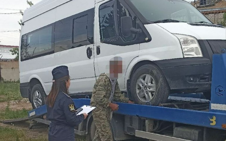 В Хакасии у любителя пьяной езды конфисковали микроавтобус