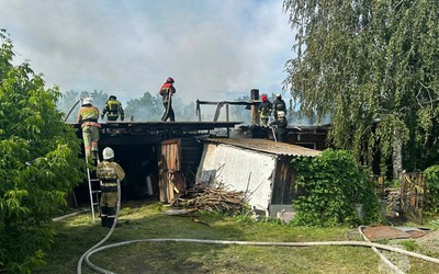 Три газовых баллона успели вынести пожарные из горящего дома в Абакане