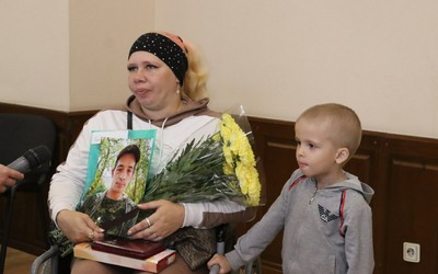 В Абакане в семьи погибших защитников передали награды за мужество и отвагу