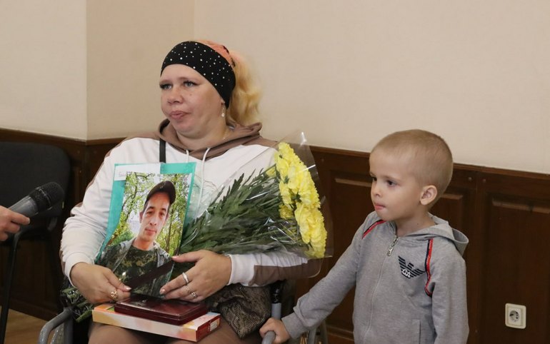 В Абакане в семьи погибших защитников передали награды за мужество и отвагу
