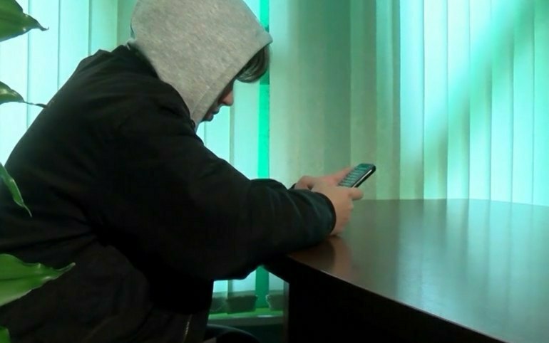 Декларировал доходы родителей: 15-летний подросток из Черногорска перевел аферистам 380 тыс. руб. 