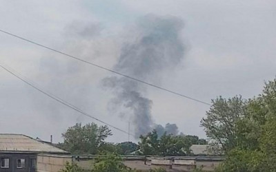 Черный дым поднимался над Абаканом из-за загоревшегося мусора