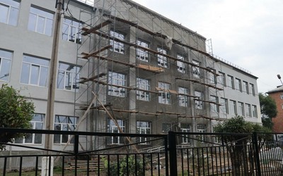 С фасадом абаканской школы №10 снова проблемы