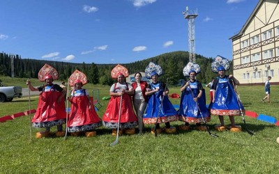 Выжигали негатив: в Тее прошёл хоккей в кокошниках и сарафанах
