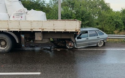 Лада влетела под грузовик на трассе Абакан-Черногорск
