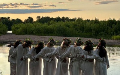 Водить хороводы и прыгать через костер абаканцы