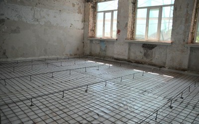 В первой школе Абакана строители готовятся заливать полы
