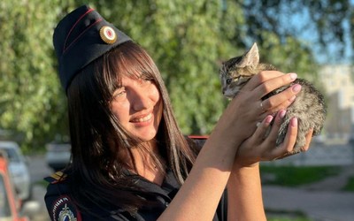 Выброшенного из машины котенка спасла сотрудница полиции в Хакасии