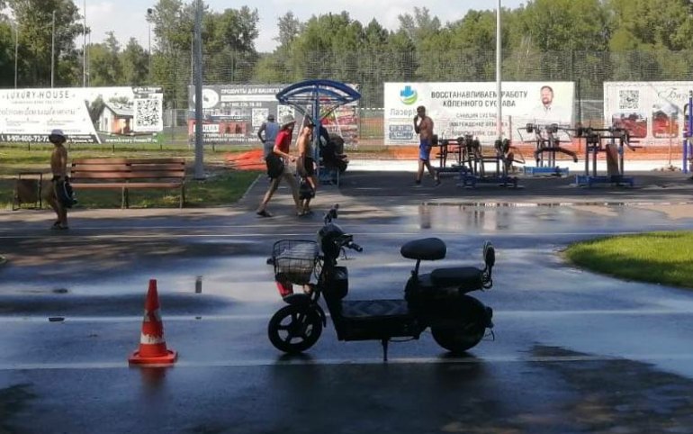Водитель электроскутера сбил мужчину в абаканской зоне отдыха