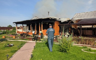 Молния попала в дом в Бейском районе. Он загорелся