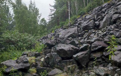 Опасные камни убирают на трассе Саяногорск—Черемушки