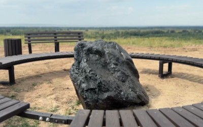 Музей угольной техники на горе Изых пополнился новыми скамейками и урнами