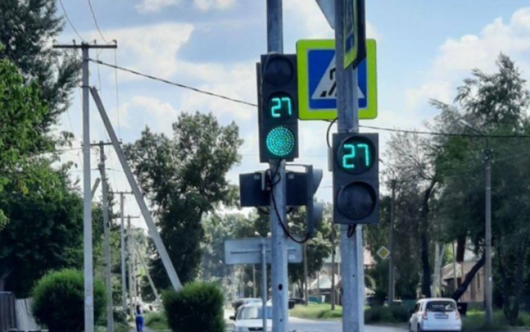 Работу светофора на перекрестке Итыгина-Генерала Тихонова изменили