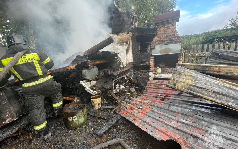 Два дачных домика и постройки сгорели в Саяногорске